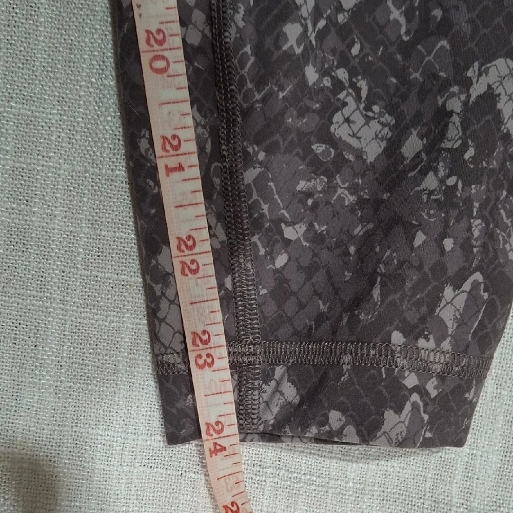 lululemon athletica women's Brown Patterned Leggings Size 6